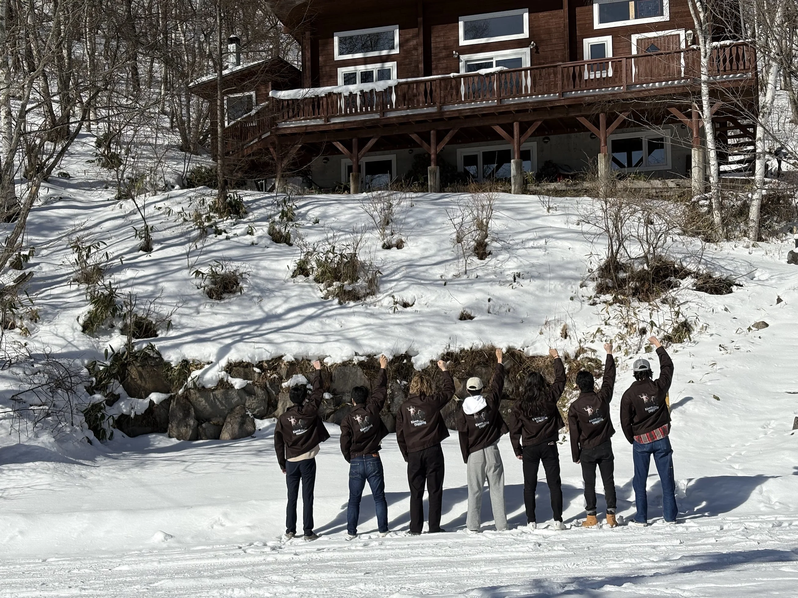 白ホリゾントのモーションキャプチャステージ。被写体と監督、上部に大型ソフトボックス